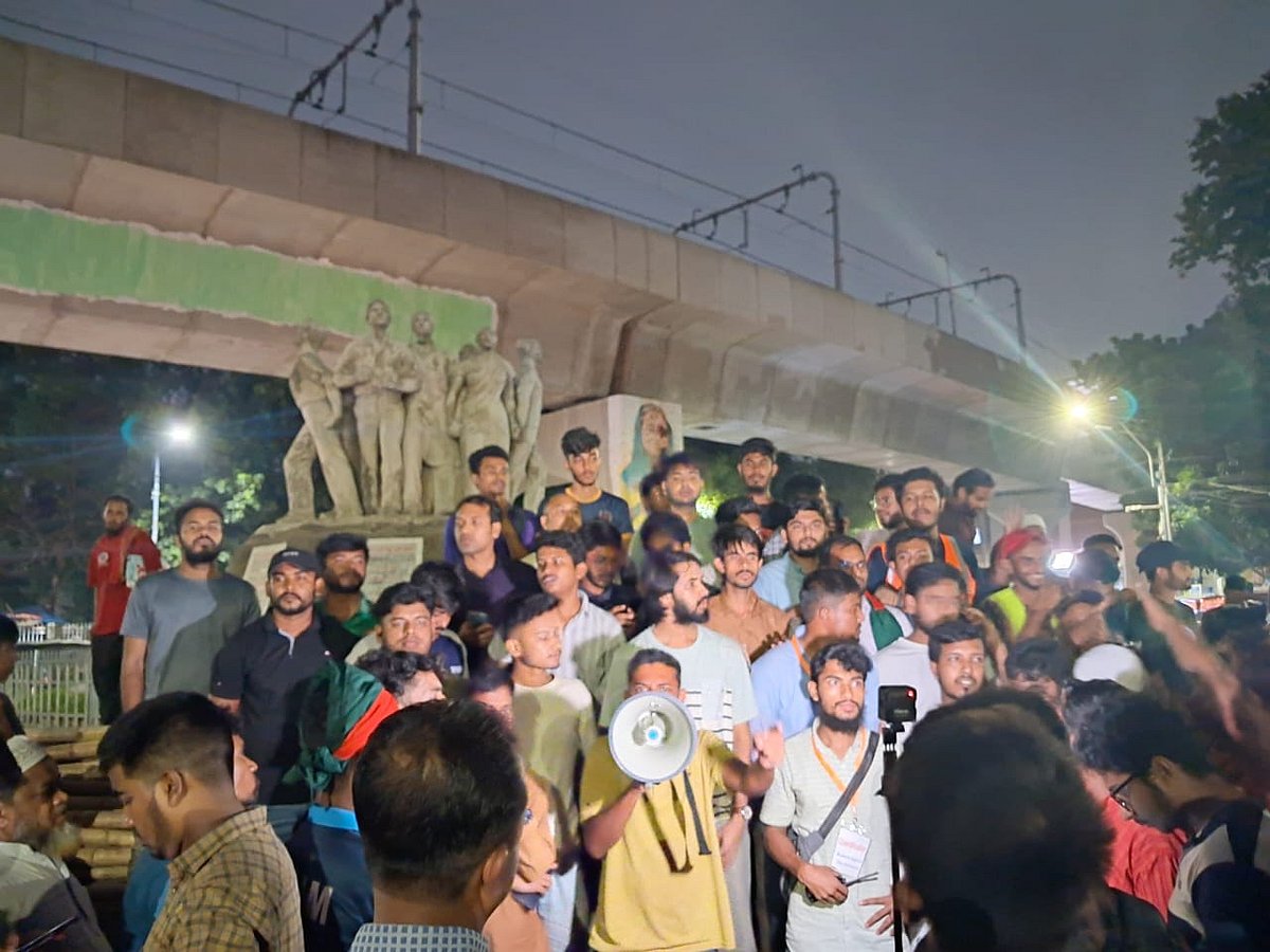 ঢাকা বিশ্ববিদ্যালয়ের রাজু ভাস্কর্যের পাদদেশে জড়ো হচ্ছেন শিক্ষার্থীরা। ঢাকা, ২৫ আগস্ট